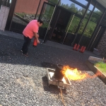 Praktische Ausbildung zum Brandschutzhelfer an unserem Feuerlöschtrainer